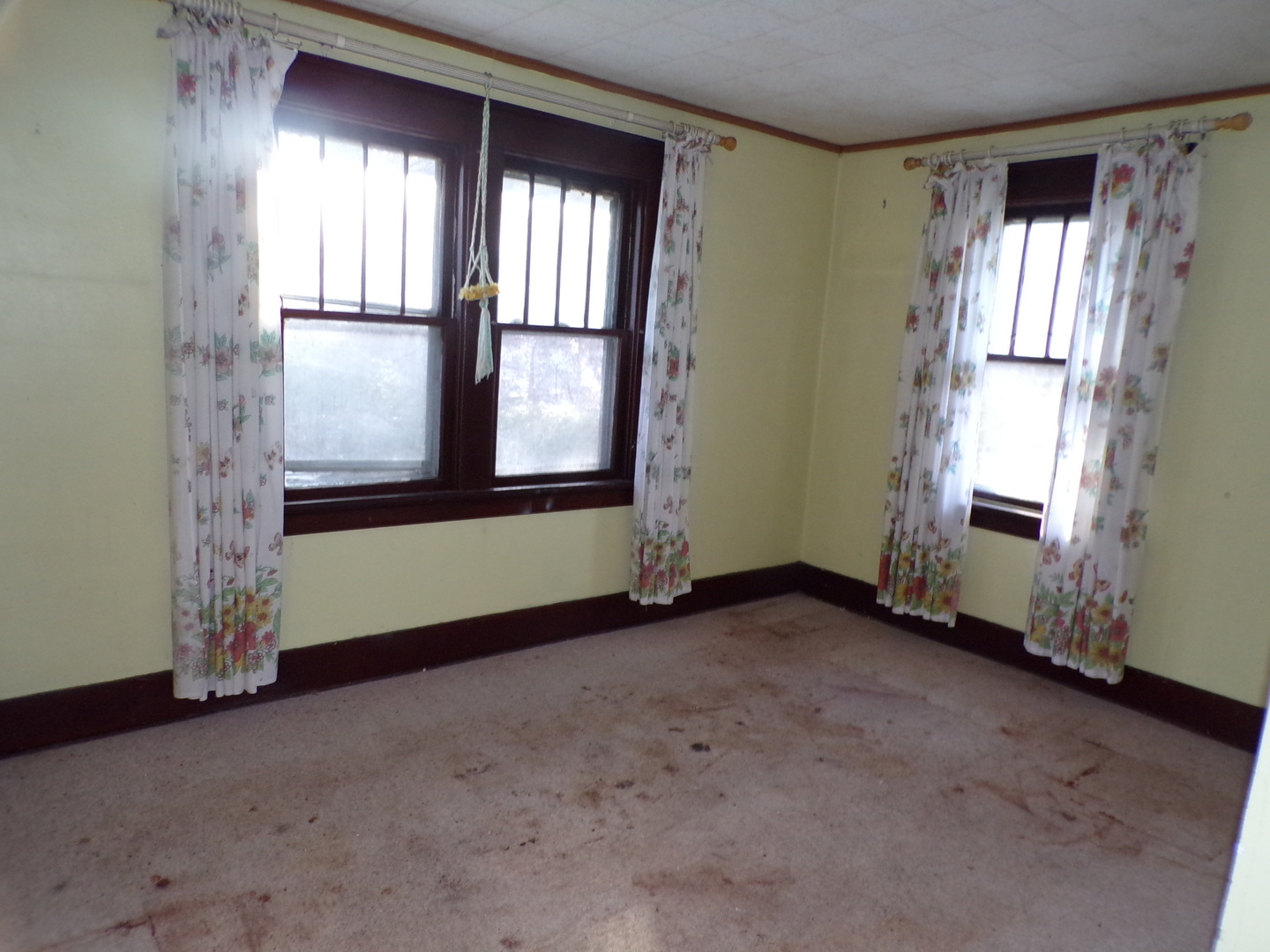 808 East 3rd Avenue Coal Valley, IL 61240 - Photo 9 of 20 an empty room with windows