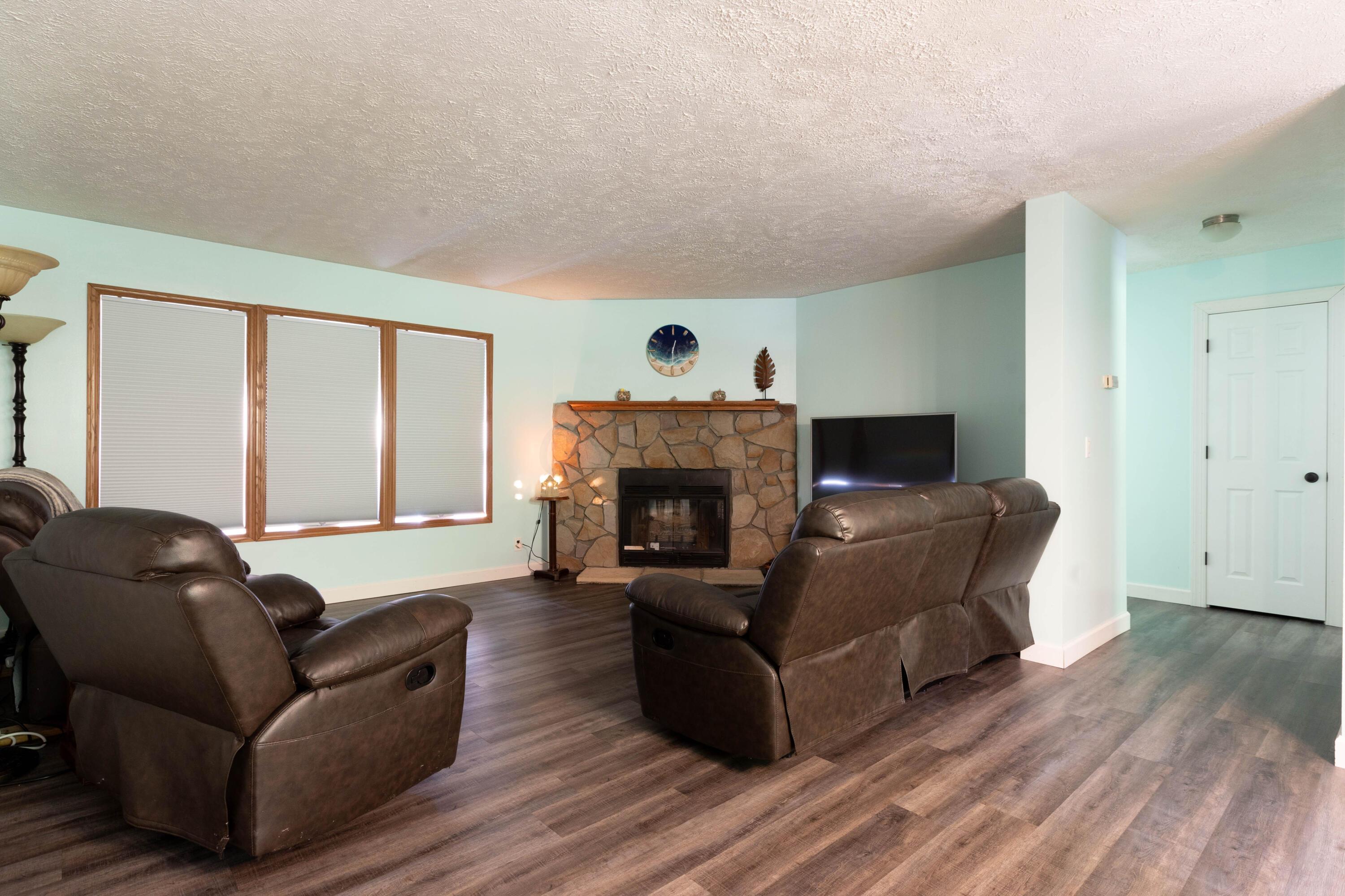 491 Limerick Road Jackson, OH 45640 - Photo 5 of 17 5. Living room_