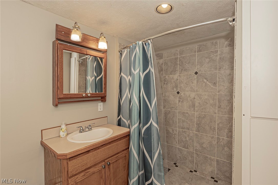 6263 Seneca Road Mentor, OH 44060 - Photo 18 of 31 Full bath with walk in shower