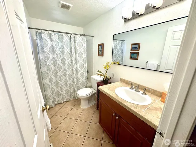 $4,400 | 4016 Burton Place West, Seattle, WA 98199