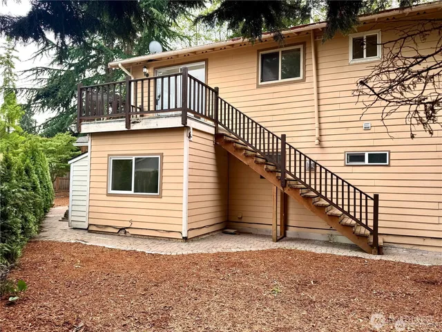 a view of a backyard