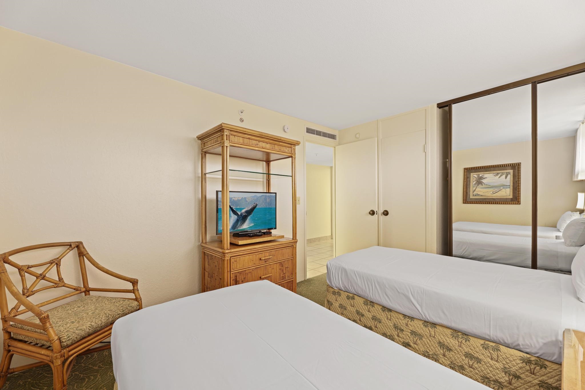 3445 Lower Honoapiilani Road, Unit 727 Lahaina, HI 96761 - Photo 21 of 42 a bedroom with a bed and a mirror
