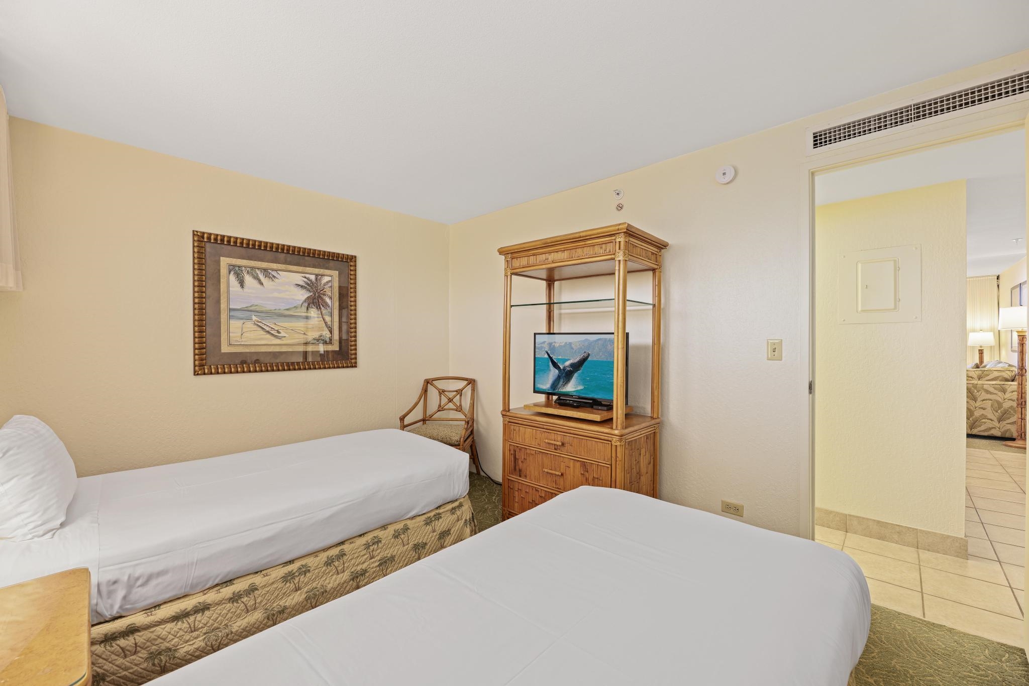 3445 Lower Honoapiilani Road, Unit 727 Lahaina, HI 96761 - Photo 27 of 42 a bedroom with two beds and a painting on the wall