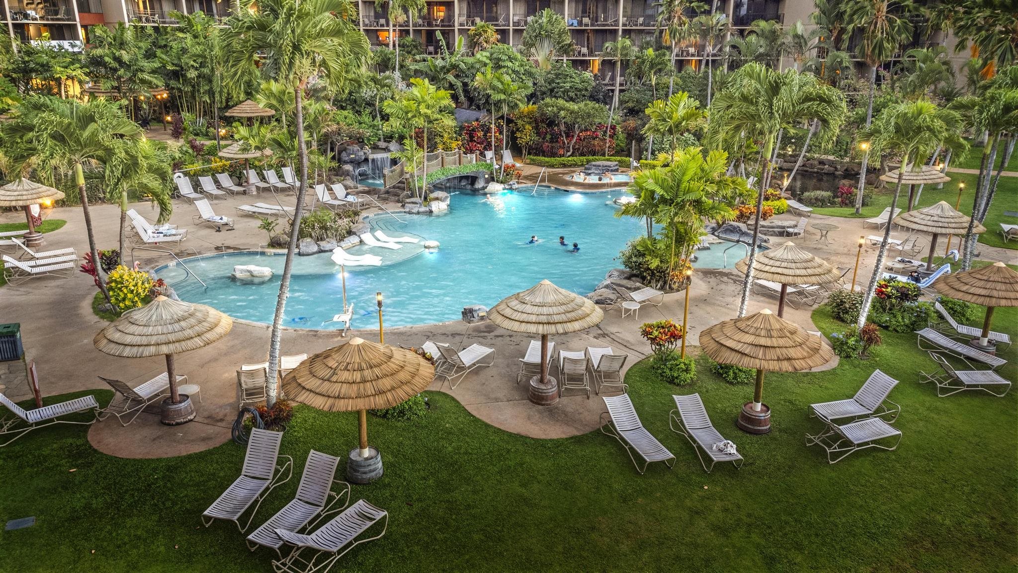 3445 Lower Honoapiilani Road, Unit 727 Lahaina, HI 96761 - Photo 34 of 42 a view of an chairs and table in patio