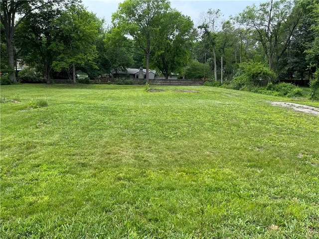 $425,000 | 10036 Mission Road, Overland Park, KS 66207