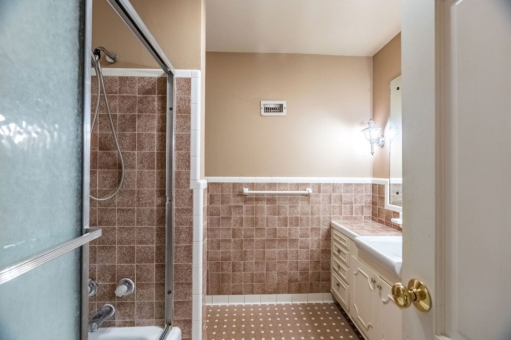 204 Ridgehill Drive Hopkinsville, KY 42240 - Photo 26 of 40 a bathroom with a shower