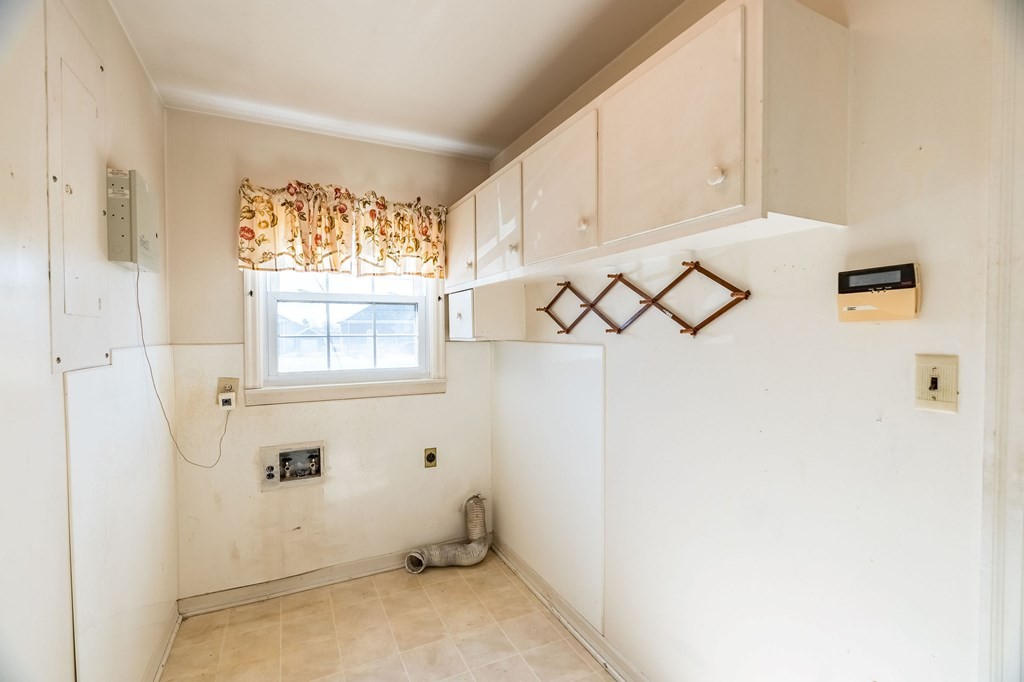 204 Ridgehill Drive Hopkinsville, KY 42240 - Photo 28 of 40 a bathroom with a window and a shower