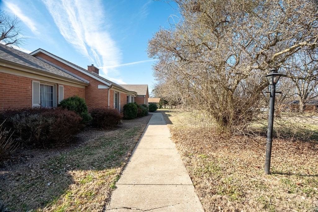 204 Ridgehill Drive Hopkinsville, KY 42240 - Photo 7 of 40 a pathway of a house with a yard