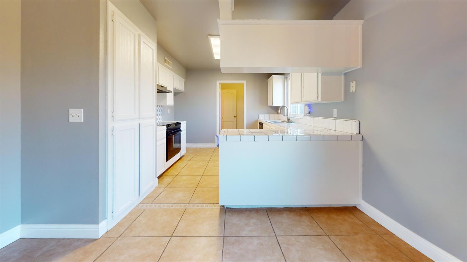 4622 West Griffith Way Fresno, CA 93722 - Photo 7 of 36