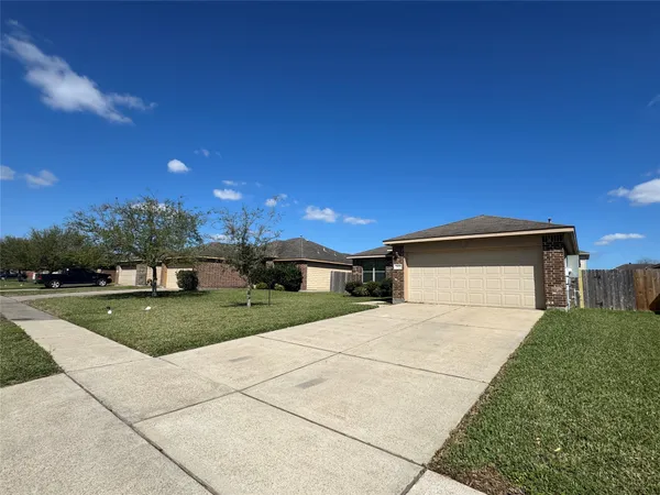$1,800 | 7906 Emerald Oak Drive, Texas City, TX 77591