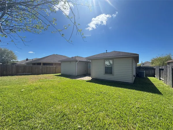 $1,800 | 7906 Emerald Oak Drive, Texas City, TX 77591