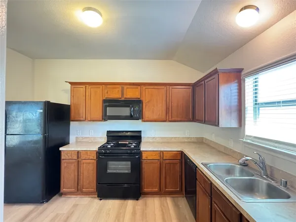 $1,800 | 7906 Emerald Oak Drive, Texas City, TX 77591