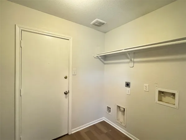 $1,800 | 7906 Emerald Oak Drive, Texas City, TX 77591