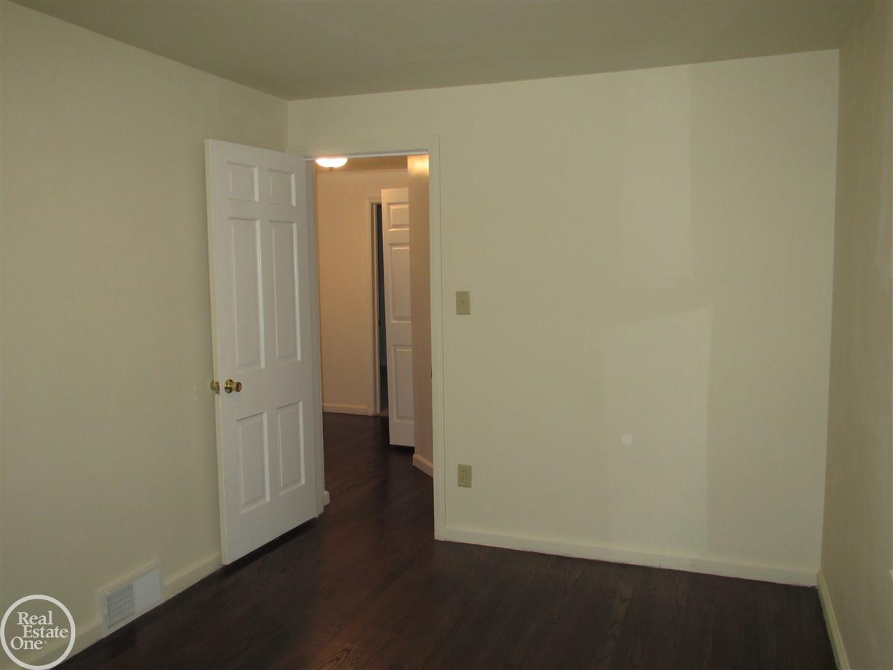 1323 Hampton Road Grosse Pointe, MI 48236 - Photo 19 of 40 31365598-18.JPG