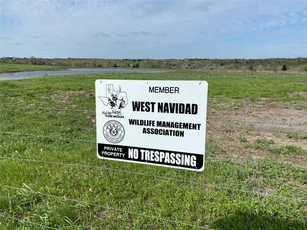 a sign of golf club on a wall