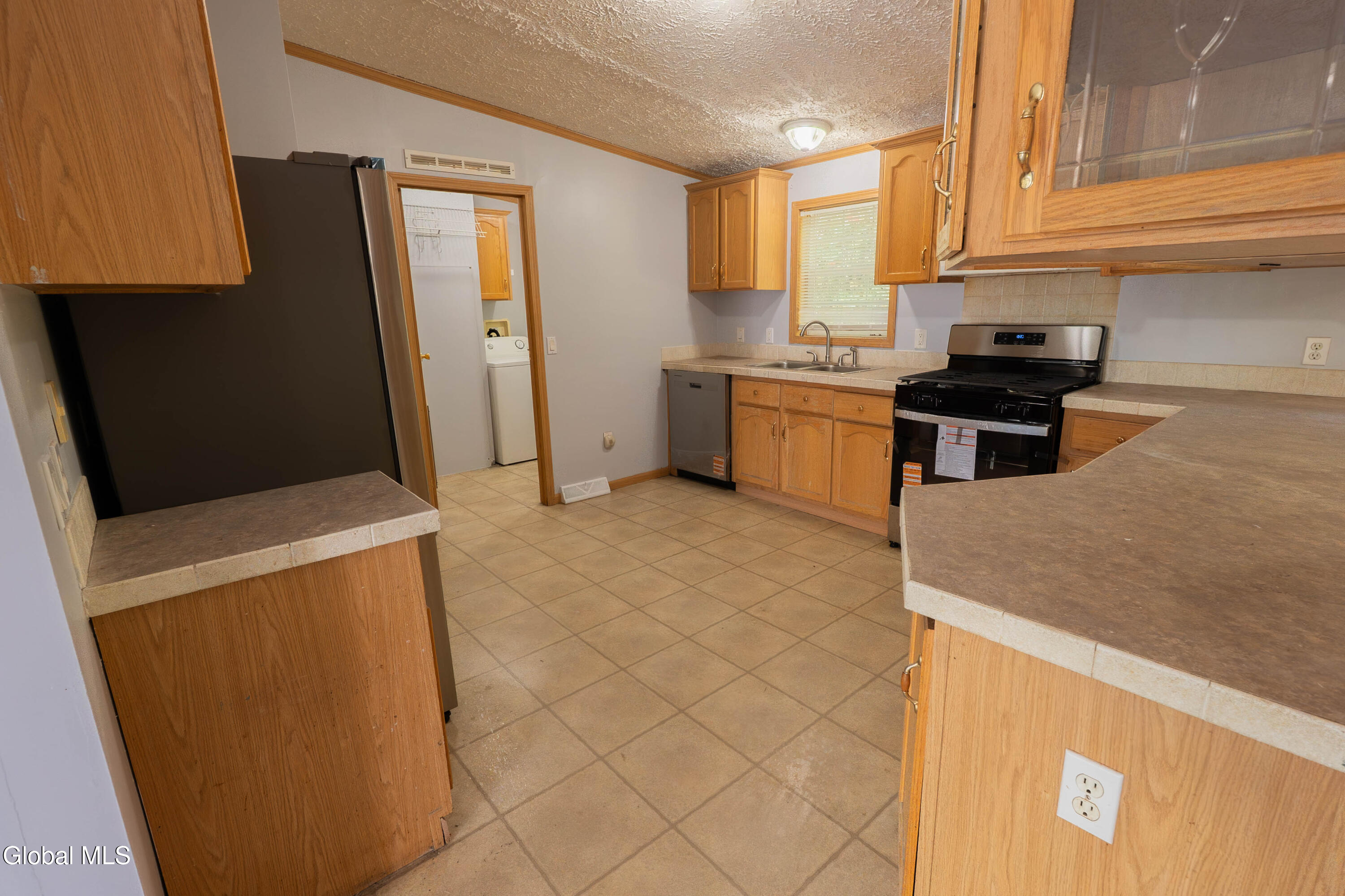 185 B Brookwood Road Halfmoon, NY 12188 - Photo 11 of 36 185B-Brookwood--3