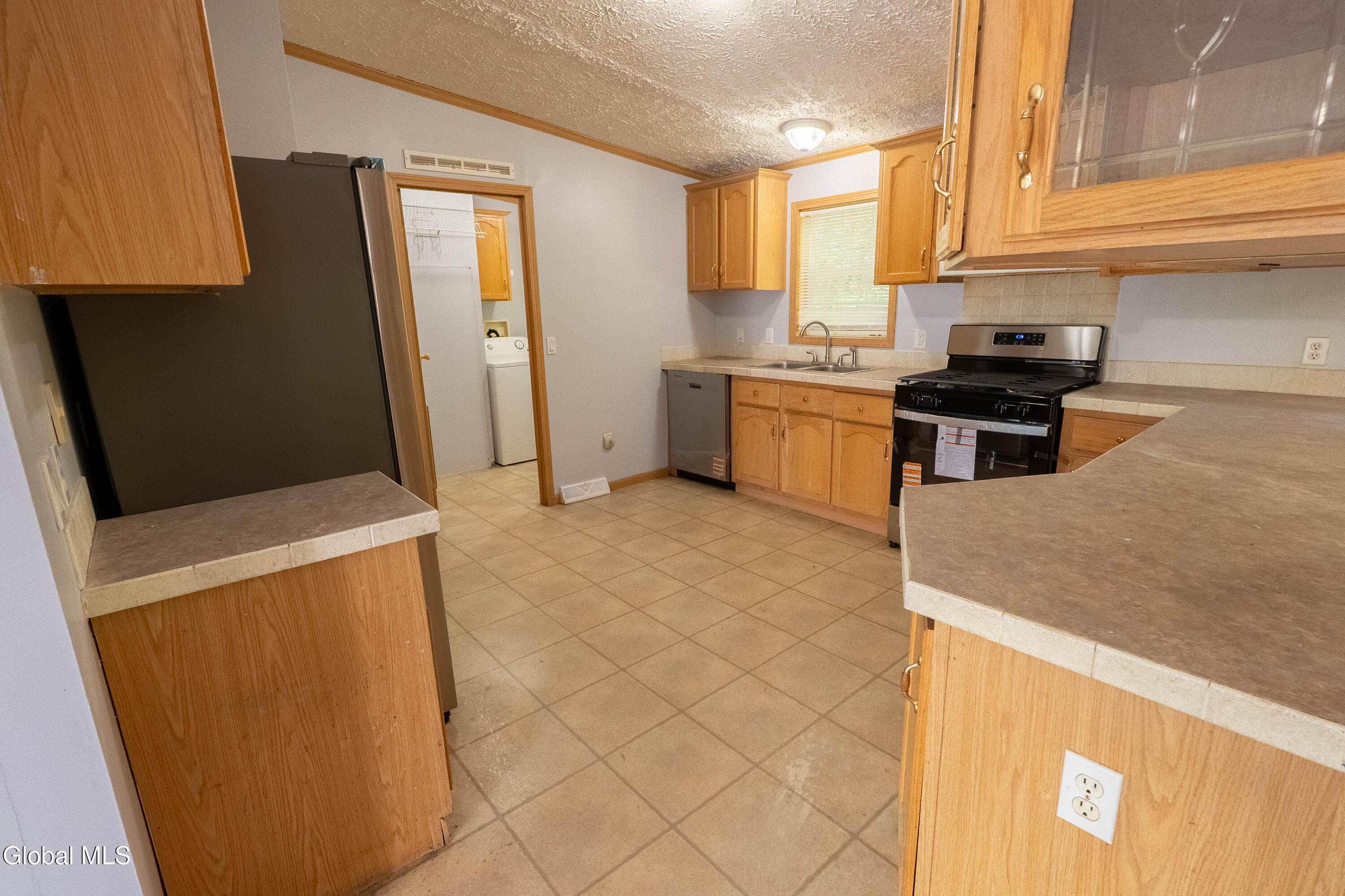 185 B Brookwood Road Halfmoon, NY 12188 - Photo 12 of 36 185B-Brookwood--4