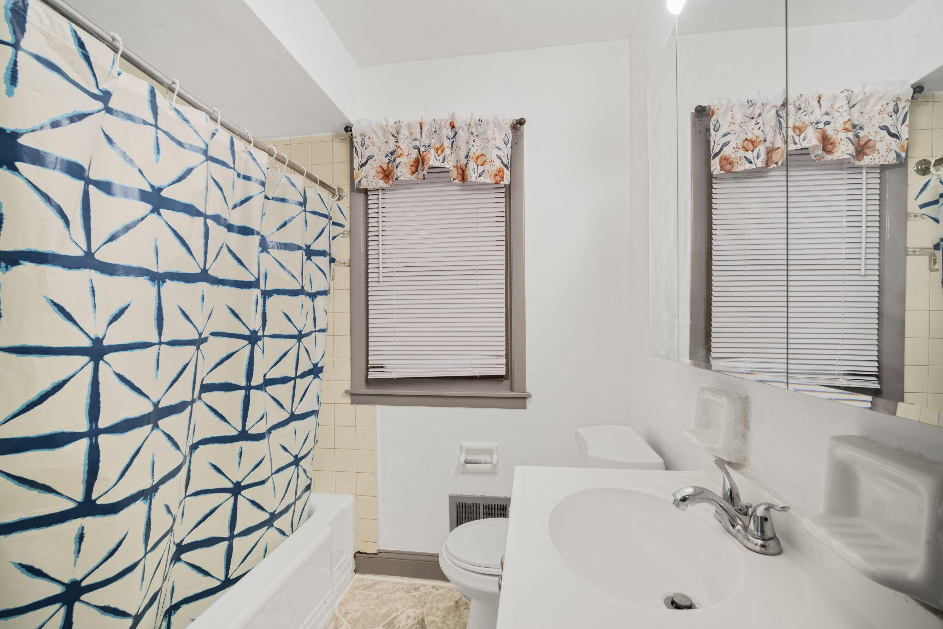 5943 South 18th Street Milwaukee, WI 53221 - Photo 11 of 20 Main full bathroom