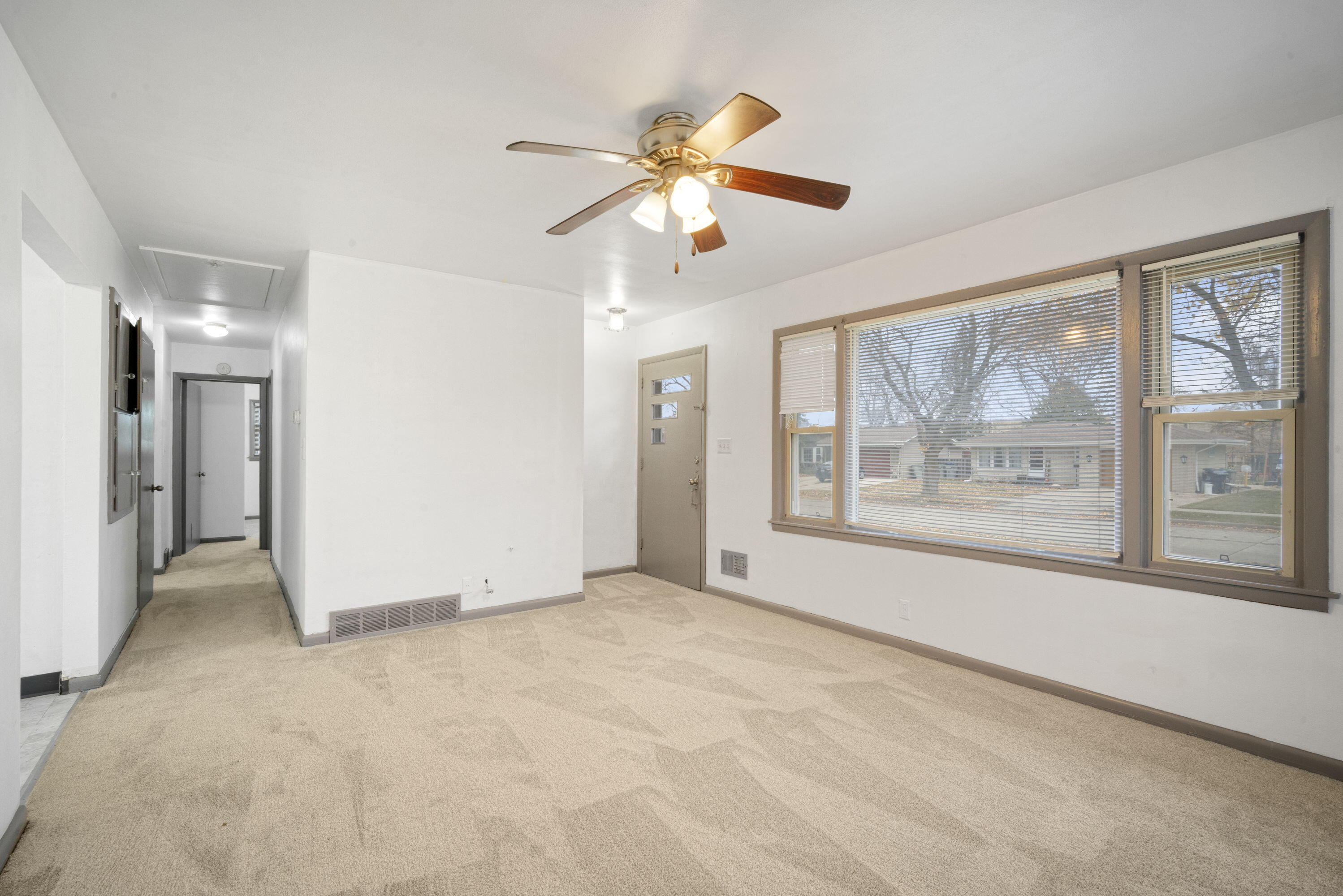 5943 South 18th Street Milwaukee, WI 53221 - Photo 3 of 20 Living room
