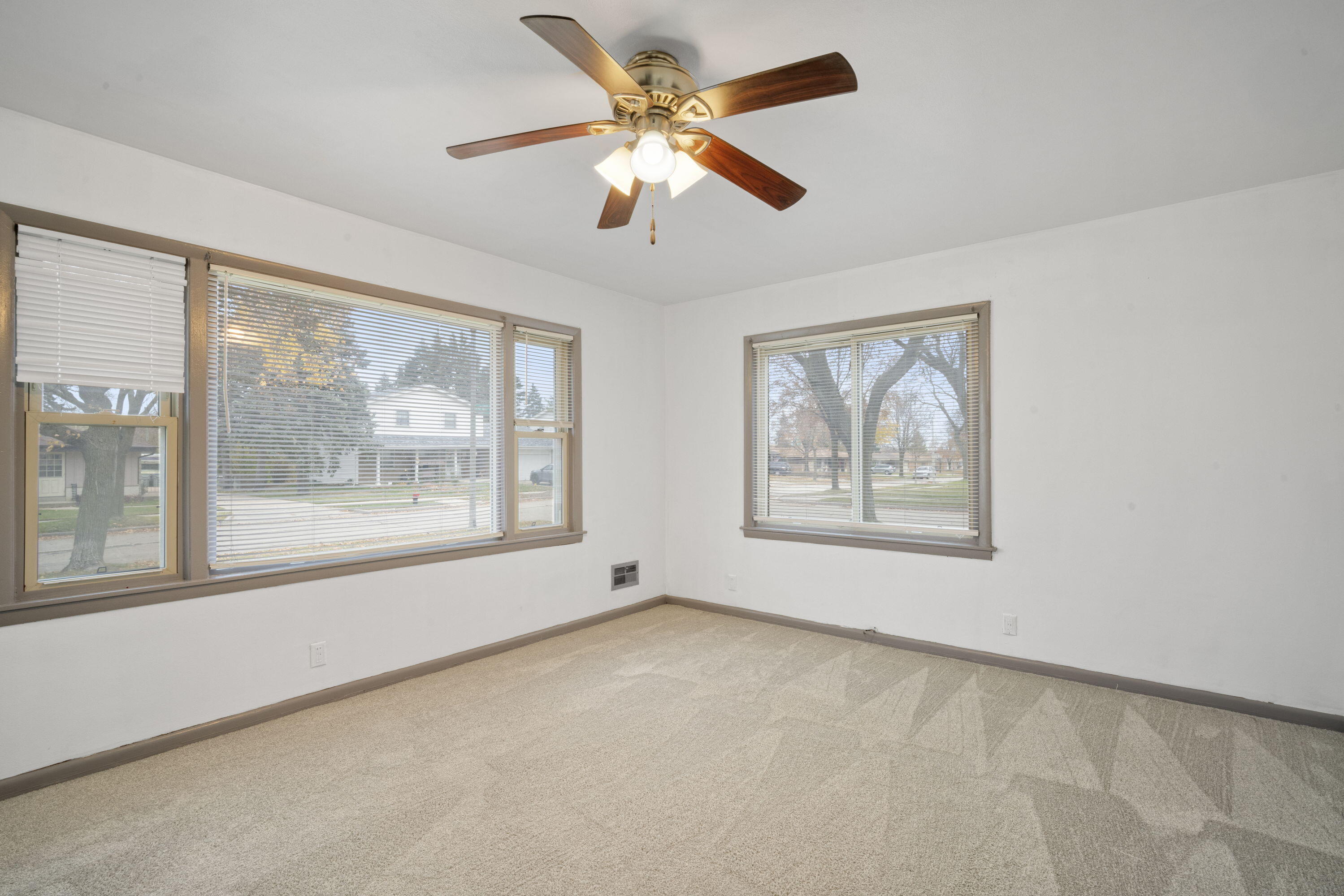 5943 South 18th Street Milwaukee, WI 53221 - Photo 4 of 20 Living room