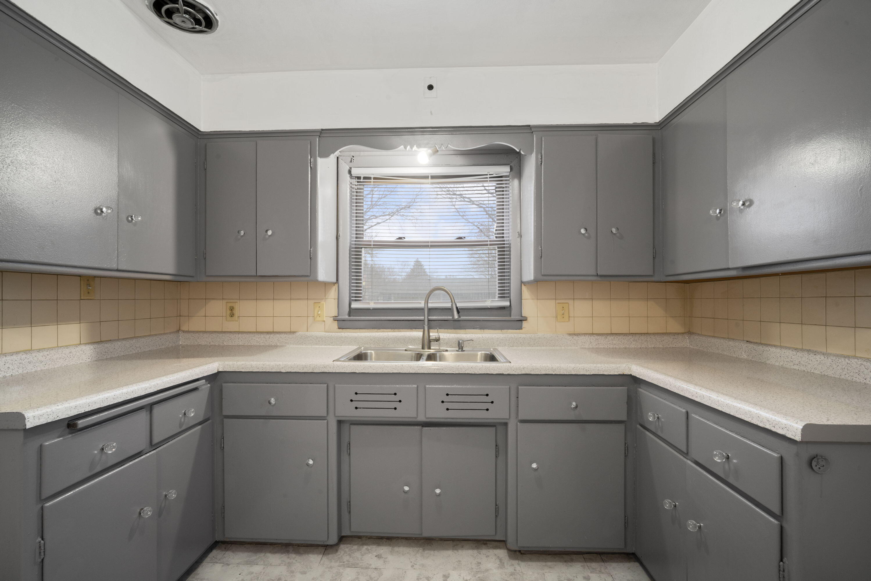 5943 South 18th Street Milwaukee, WI 53221 - Photo 6 of 20 Kitchen