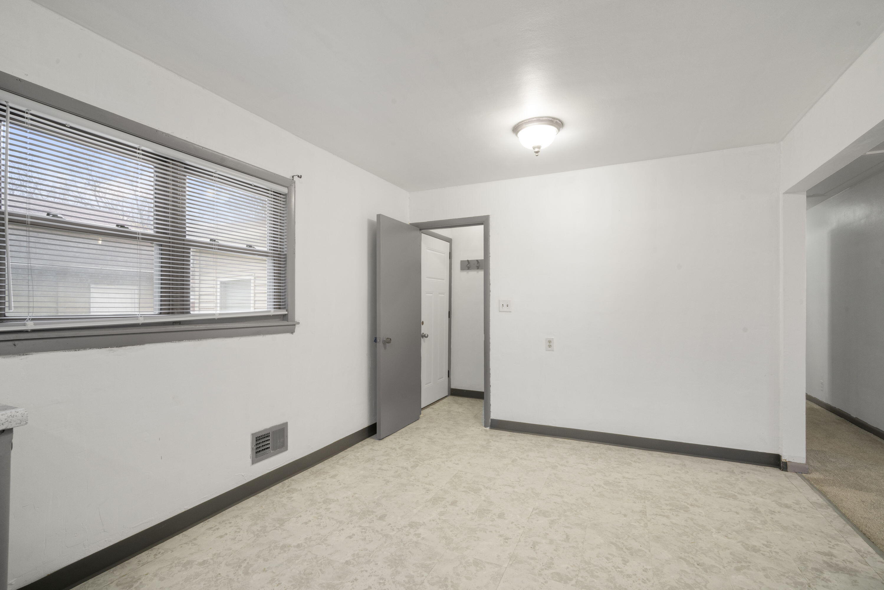 5943 South 18th Street Milwaukee, WI 53221 - Photo 7 of 20 Dinette