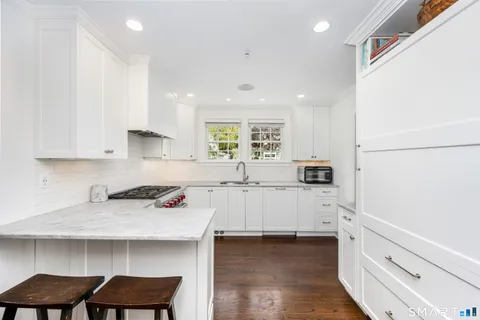 $1,595,000 | 229 West Avenue, Darien, CT 06820