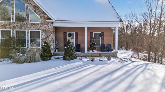 $549,900 | 15 Debbie Lane, Sand Lake, NY 12018