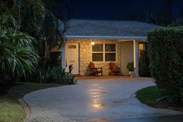 a view of a house with backyard and garden