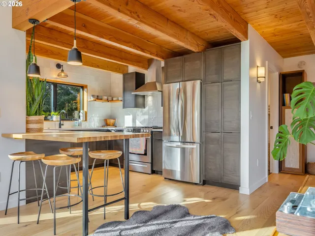 $975,000 | 696 North Spruce Street, Cannon Beach, OR 97110