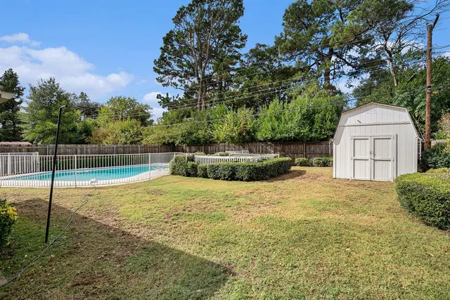 a view of a backyard