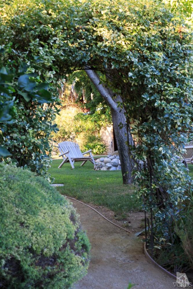 2748 Los Pinos Circle Camarillo, CA 93012 - Photo 34 of 37 a view of statue in a garden
