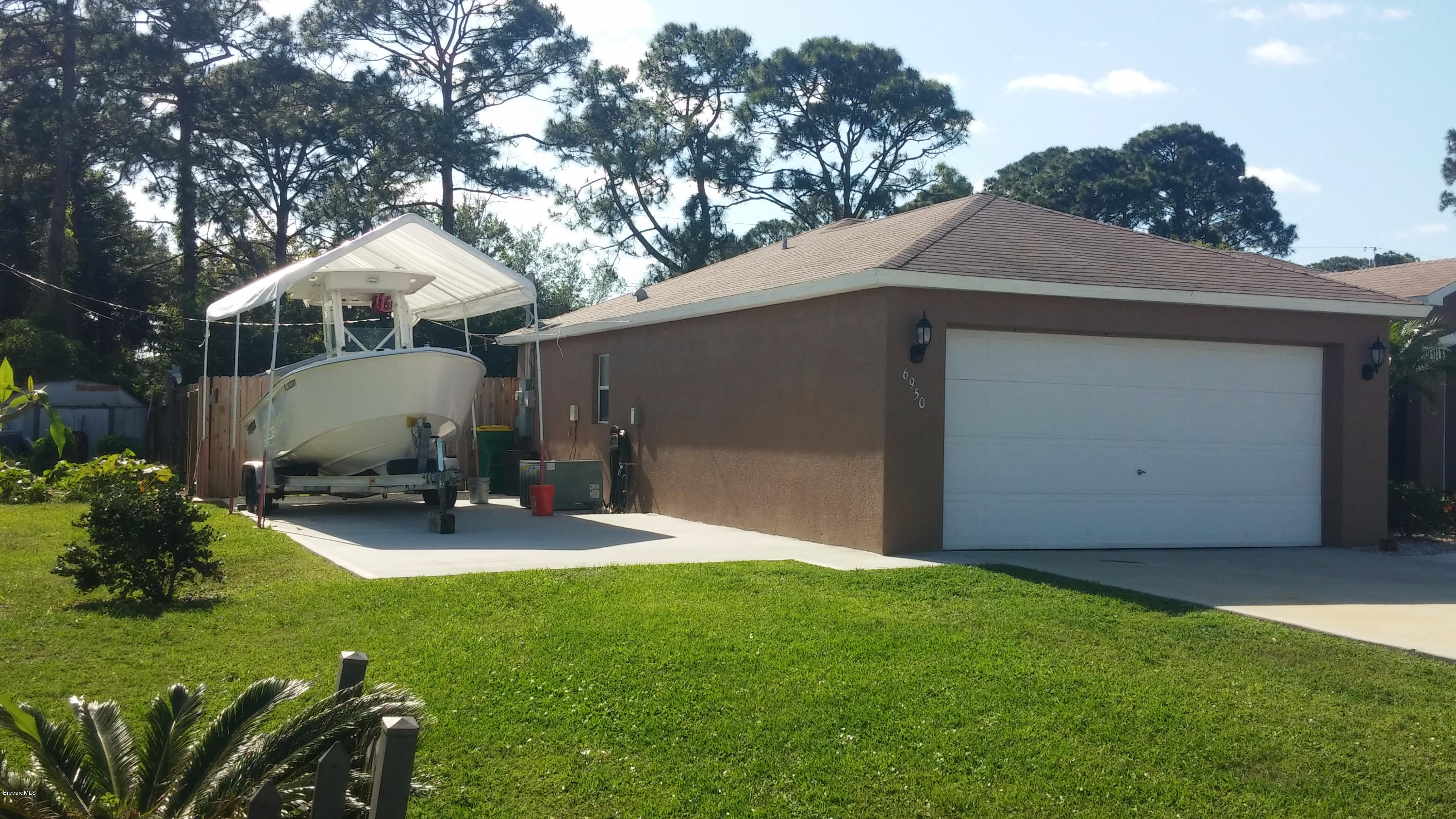 6950 Bryant Road Cocoa, FL 32927 - Photo 18 of 20 a view of a patio with a table and chairs under an umbrella