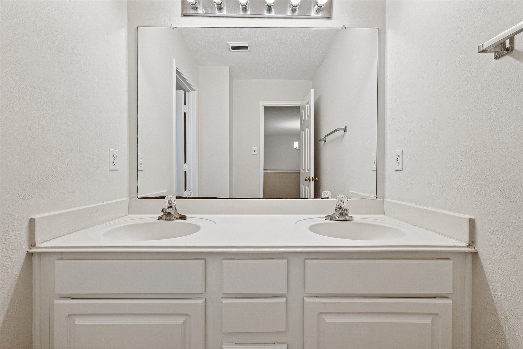 4539 Springfield Lakes Street Sugar Land, TX 77479 - Photo 20 of 34 a bathroom with a sink and a mirror