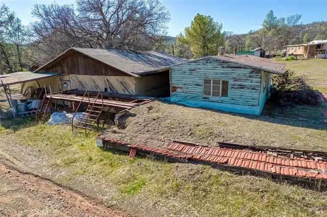 a view of a house with backyard