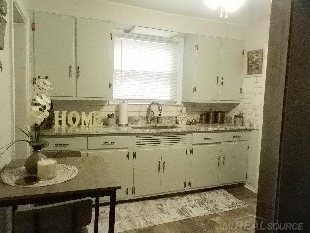 8673 Superior Street Center Line, MI 48015 - Photo 15 of 66 Kitchen Entry