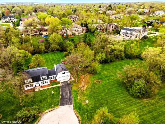 a view of yard with green space