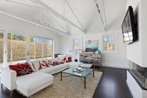 Undisclosed Address, Southampton, NY 11968
