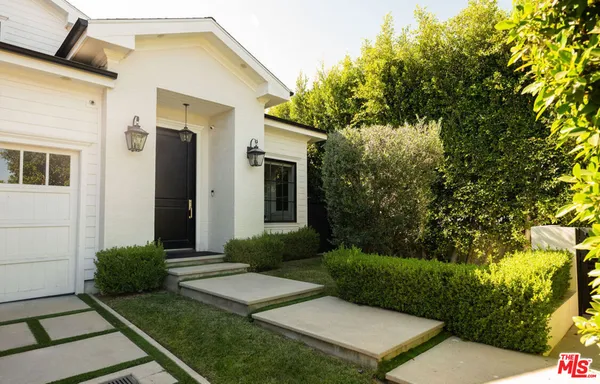 a view of a house with backyard and a tree
