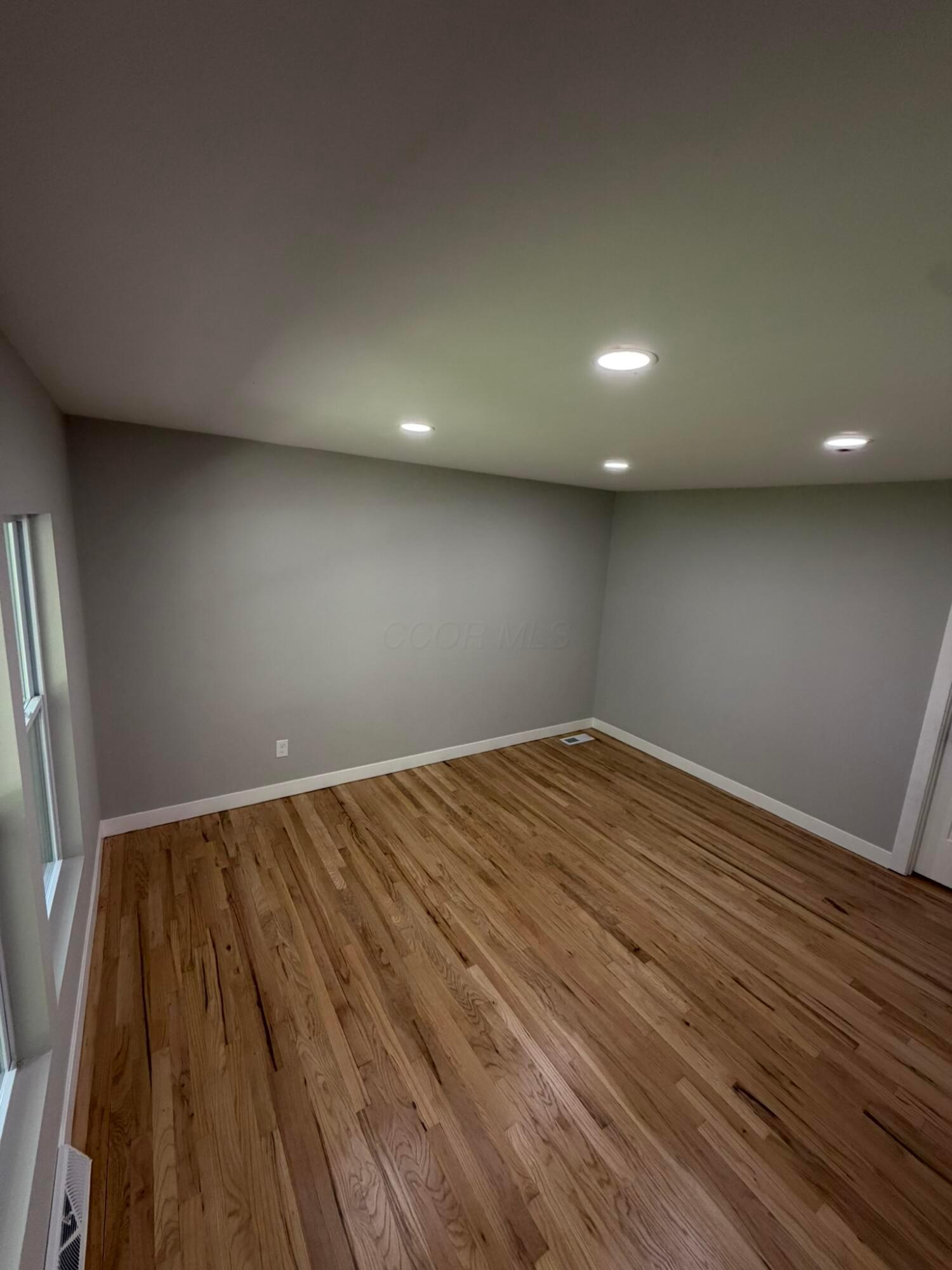 957 Old Farm Road Columbus, OH 43213 - Photo 15 of 35 Living Room