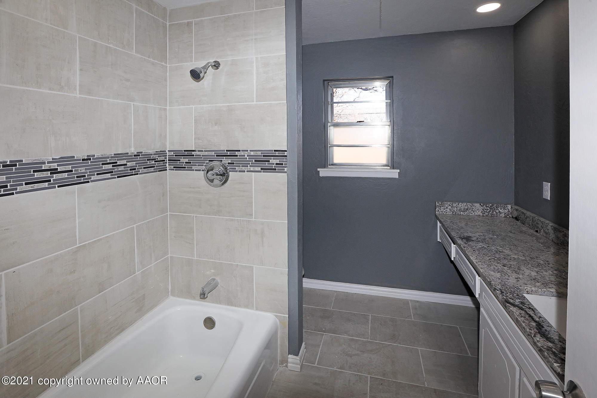 2814 Porter Drive Amarillo, TX 79110 - Photo 15 of 32 Bathroom