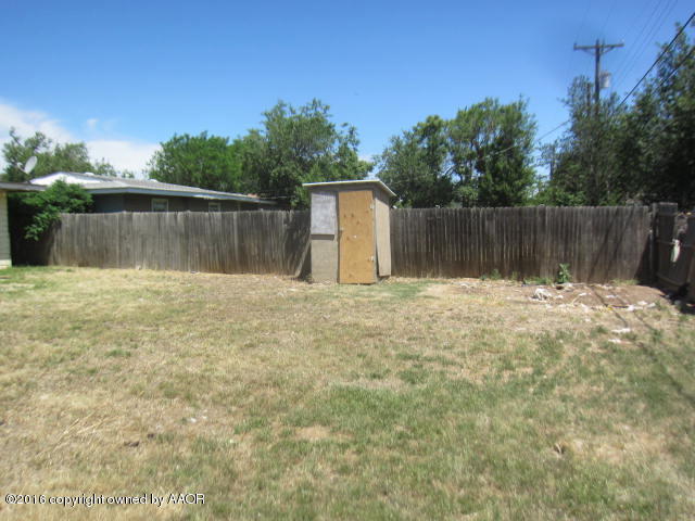 4021 Gables Street Amarillo, TX 79110 - Photo 8 of 14 a backyard of a house