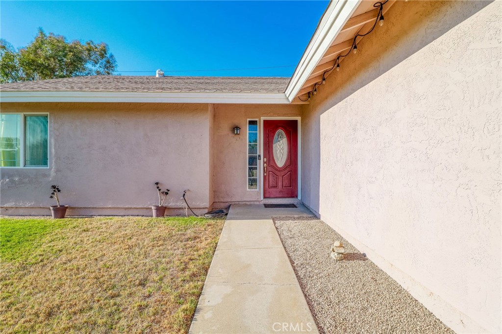 30630 Southern Cross Road Temecula, CA 92592 - Photo 7 of 42 a front view of a house with a yard