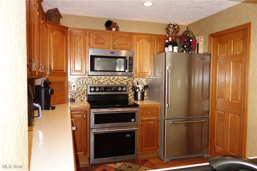 955 Center Road Clinton, OH 44216 - Photo 16 of 40 Rich Oak Cabinetry in a fully applianced Kitchen