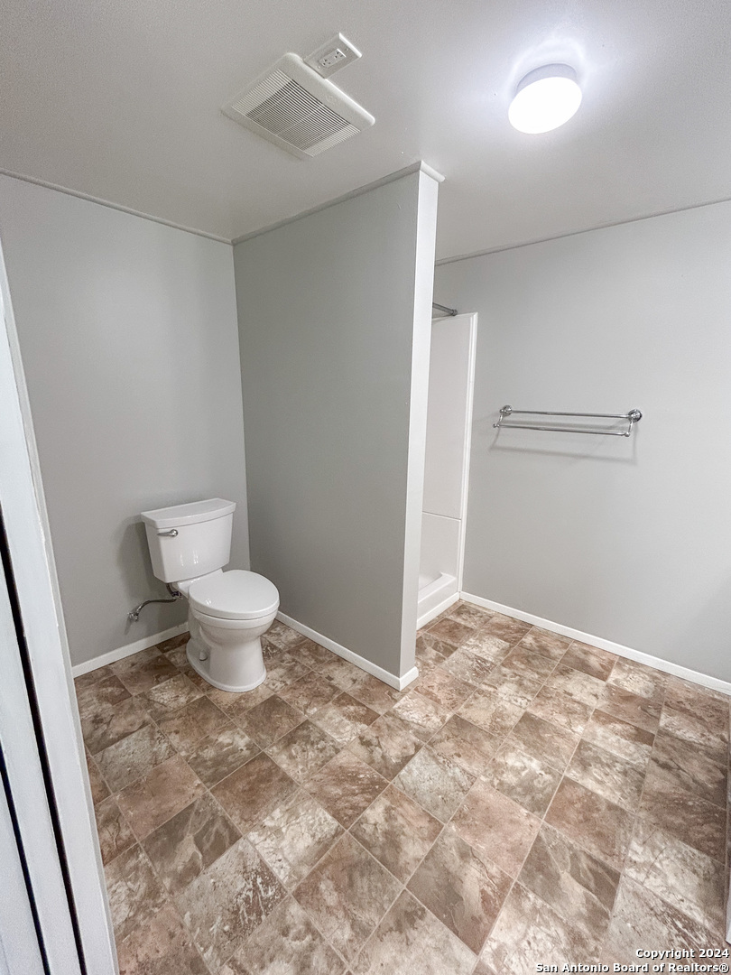 613 East Ireland Street Seguin, TX 78155 - Photo 12 of 42 a bathroom with a toilet