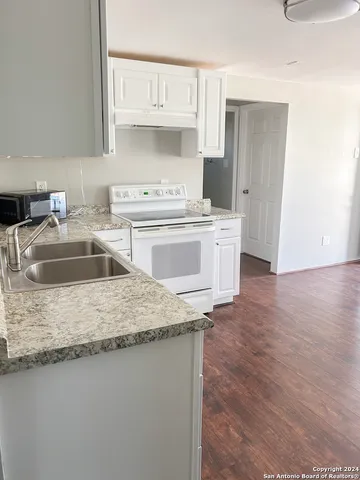 $1,495 | 613 East Ireland Street, Seguin, TX 78155