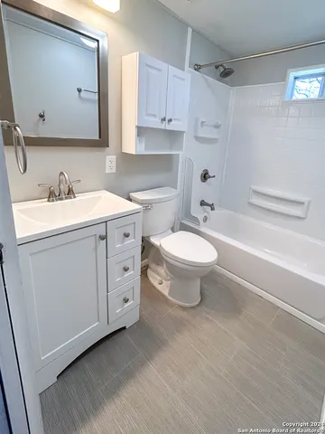 $1,495 | 613 East Ireland Street, Seguin, TX 78155