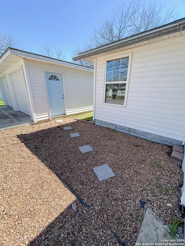 $1,495 | 613 East Ireland Street, Seguin, TX 78155