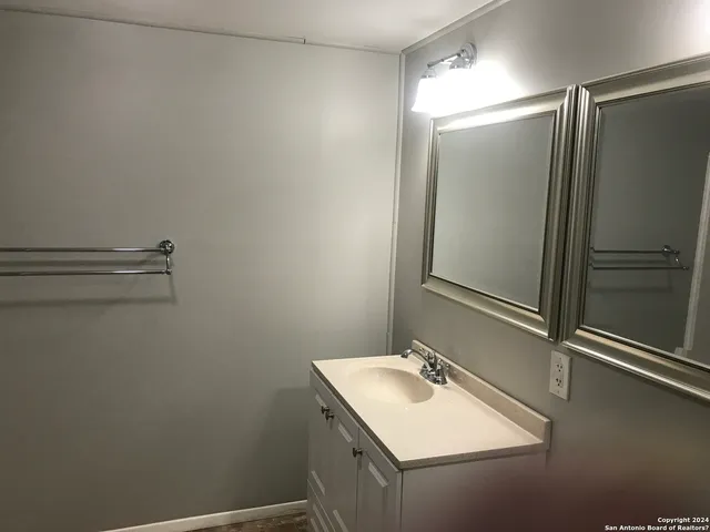 $1,495 | 613 East Ireland Street, Seguin, TX 78155