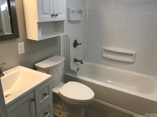 $1,495 | 613 East Ireland Street, Seguin, TX 78155